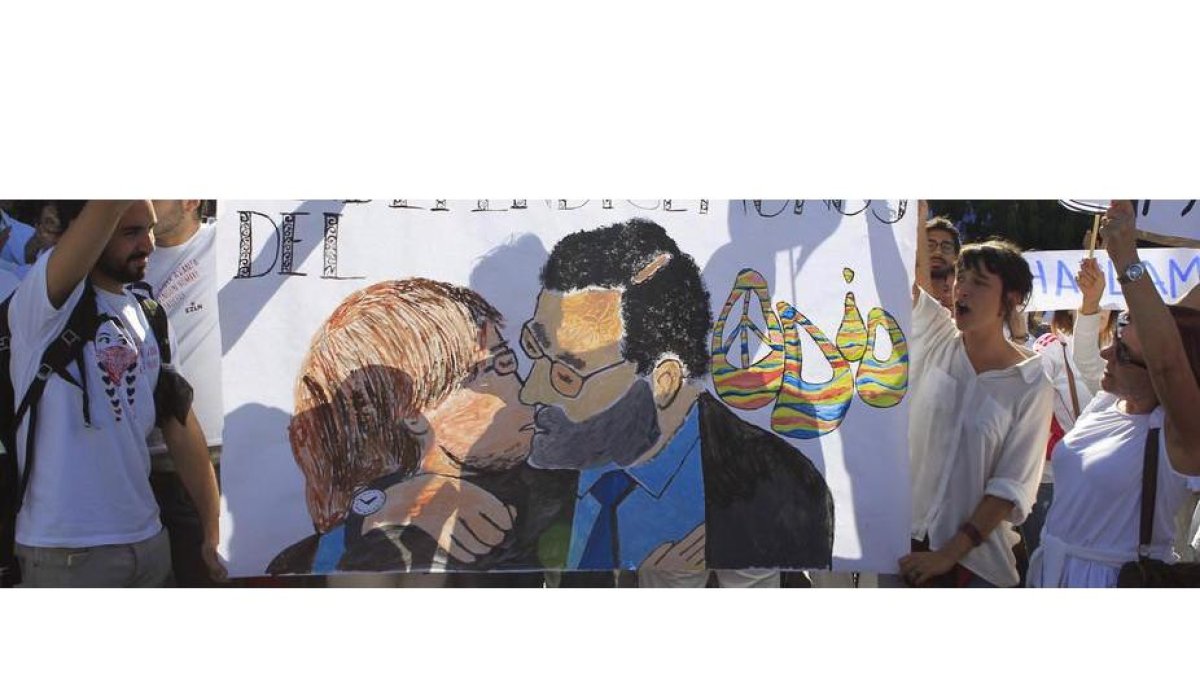 una de las pancartas que despeglaron los participantes en la manifestación convocada por la plataforma 'Hablamos?' en la Plaza de La Cibeles de Madrid.