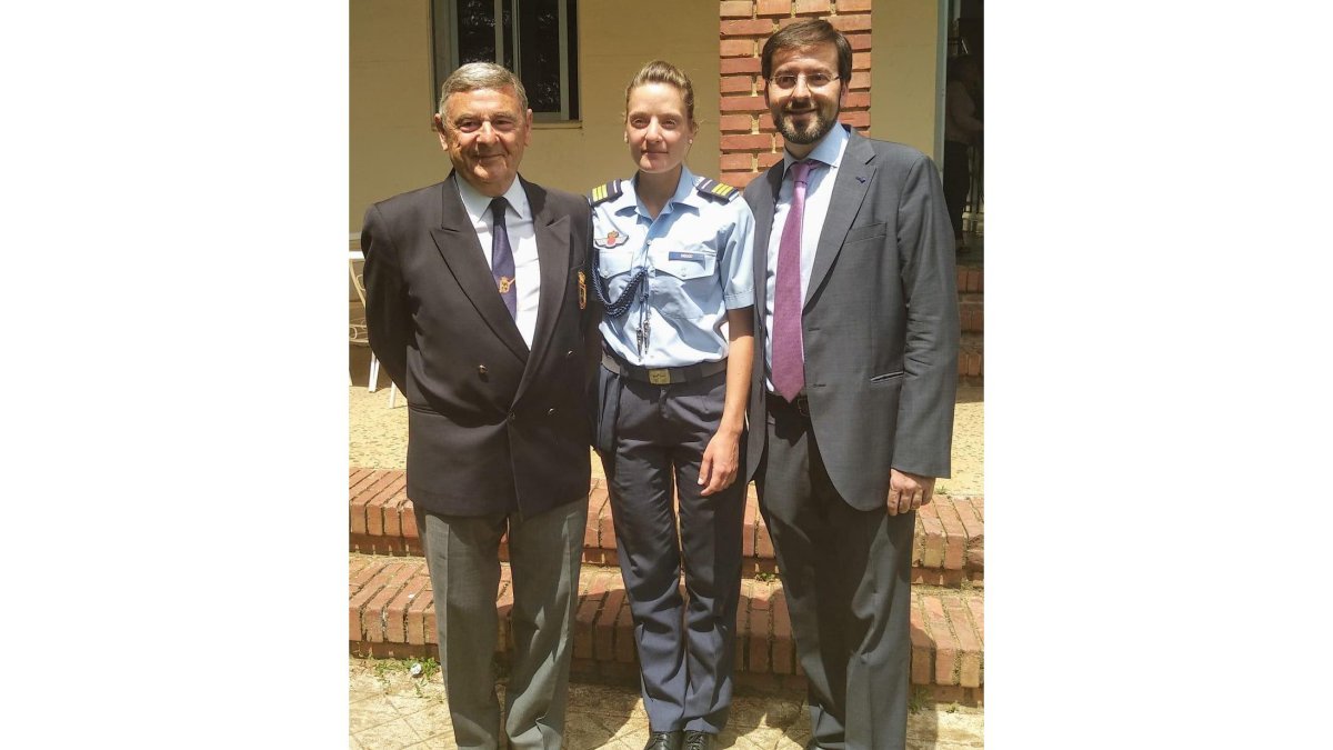 La sargento galardonada con el coronel Zacarías González y el teniente de alcalde de Valdelugueros