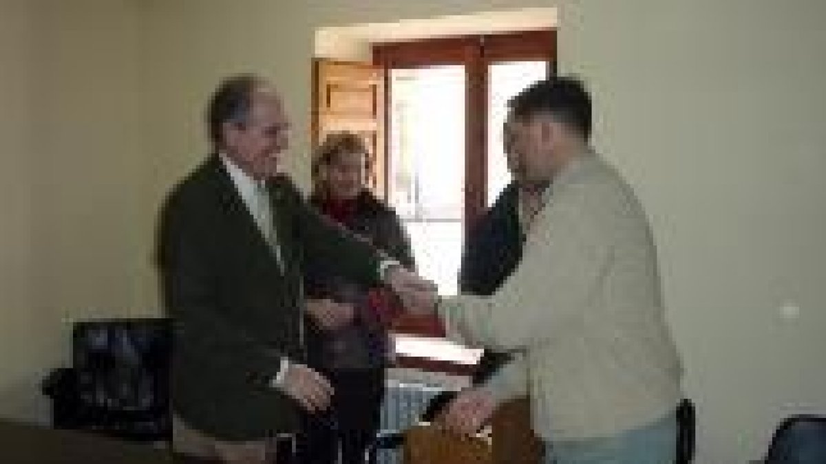 Tarsicio Sánchez y Javier Arribas durante la firma de entrega de las casas