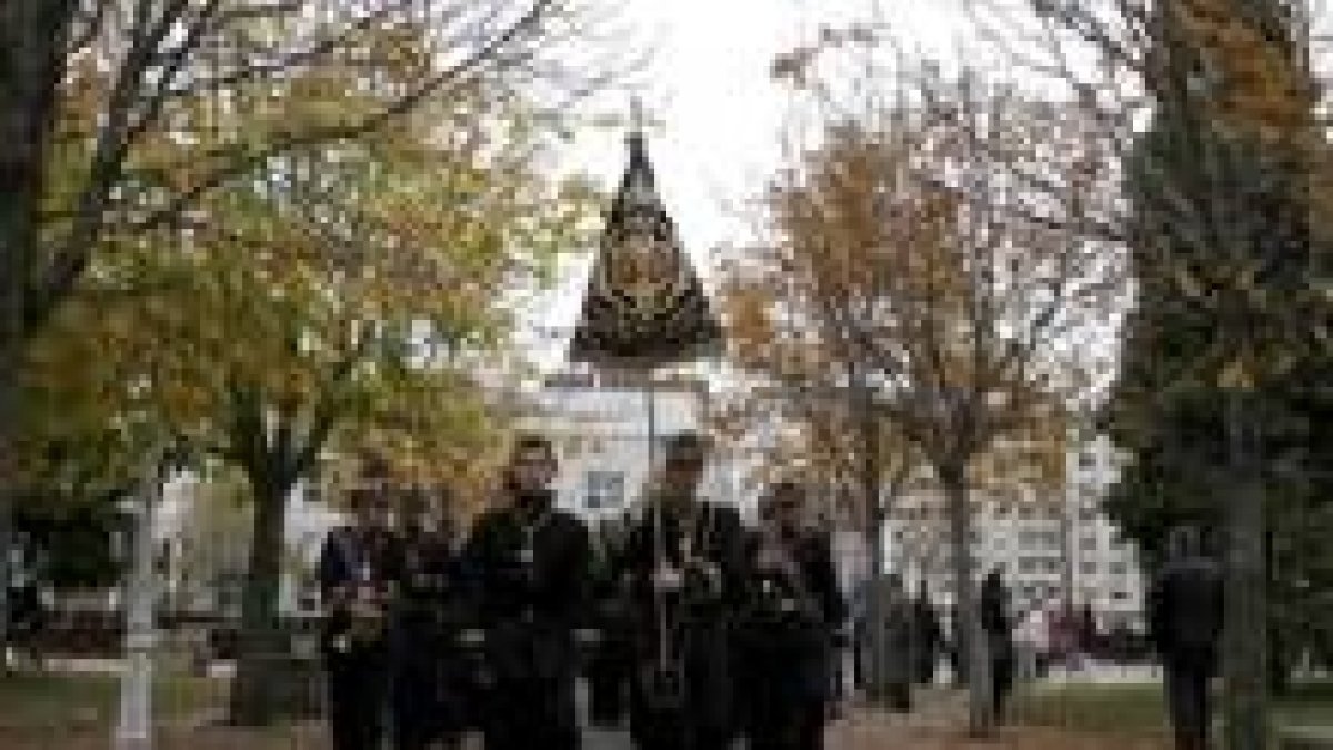 Las bandas ensayaron por las calles aledañas al pabellón del polígono 10 las piezas del repertorio