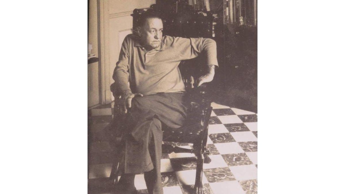 Alejo Carpentier en la casa que perteneció al esclavista leonés Santiago Cuesta. A la derecha, el patio y objetos del escritor