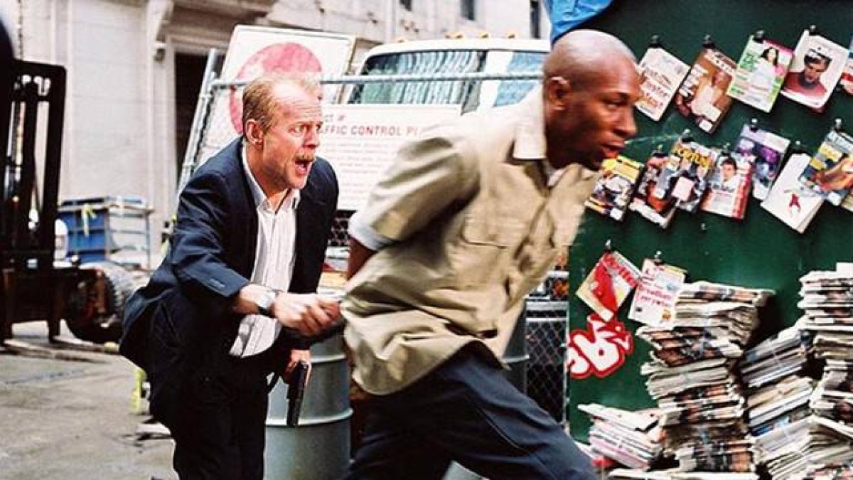Bruce Willis y Mos Def, en plena huida de los malos, en '16 calles'.