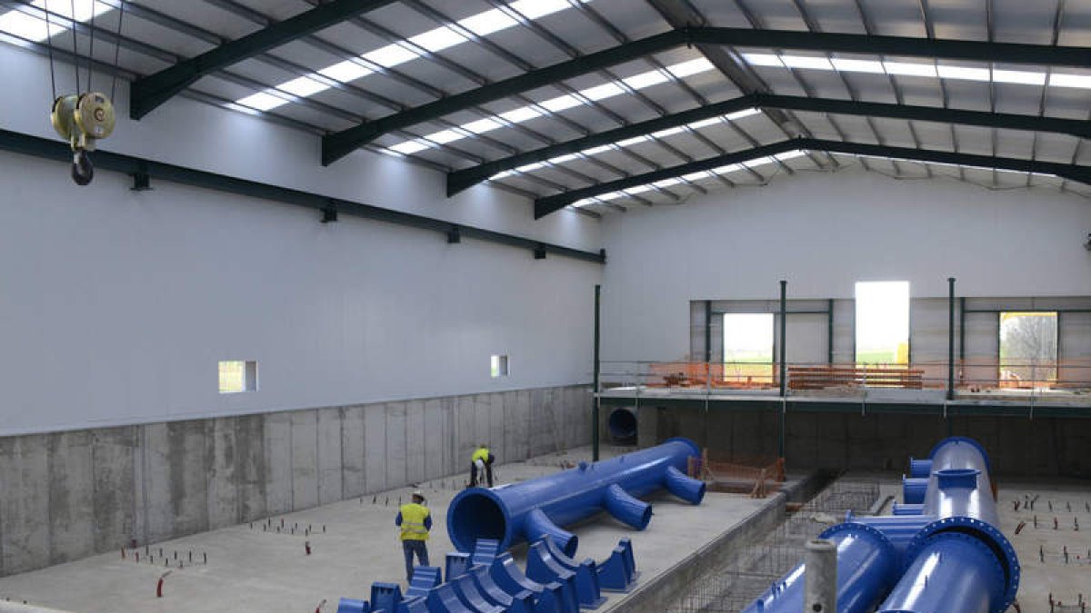 La estación de bombeo de Santa María del Monte Cea ha comenzado a equiparse. ACACIO DÍAZ
