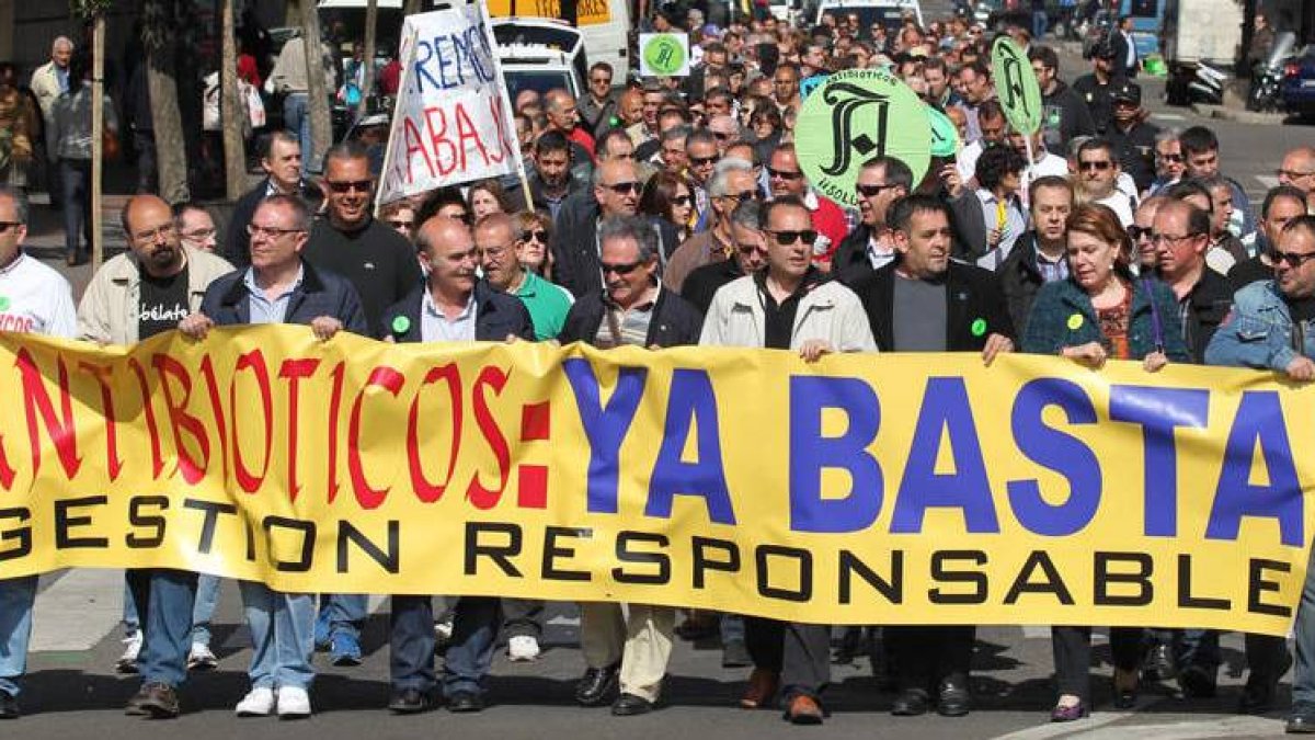 Protesta de los trabajadores de Antibióticos por las calles de León.