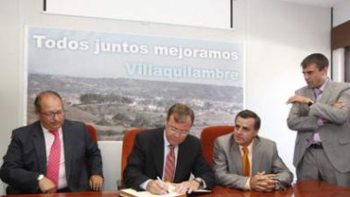 Antonio Silván, consejero de Fomento, firmó el libro de visitas del Ayuntamiento.