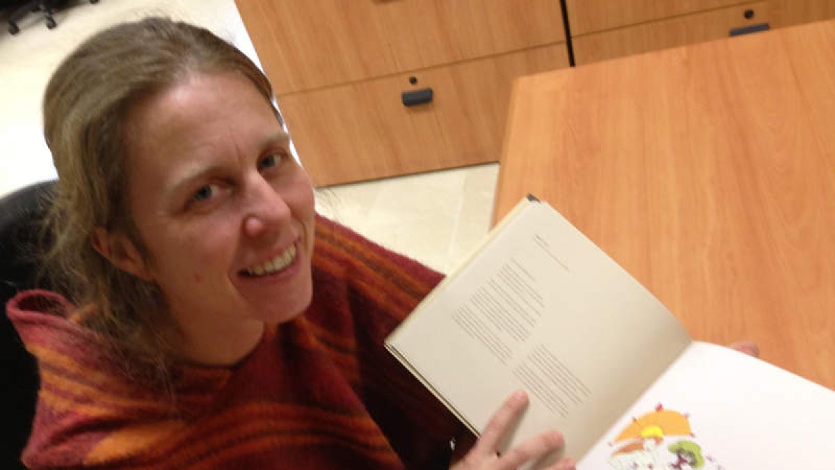 La promotora de la iniciativa, Eva Alfonso, con su libro.