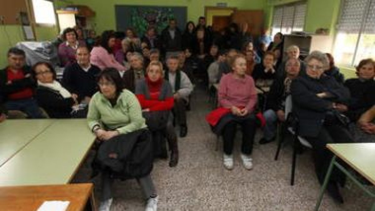 En la foto, el último concejo celebrado en contra del macrovertedero de Matachana.