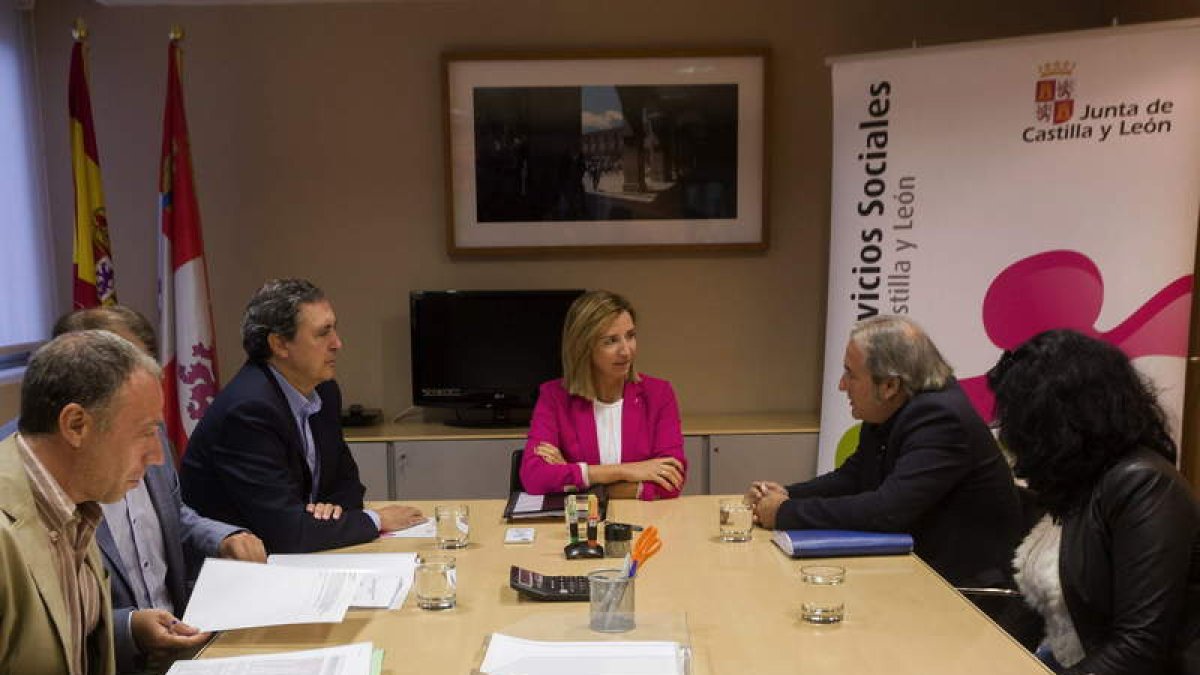 La consejera de Familia e Igualdad de Oportunidades, Alicia García, durante la reunión.