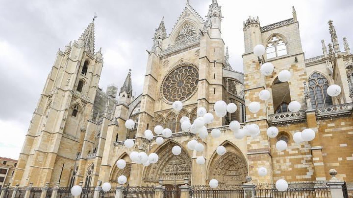 Un total de 50 personalidades de la sociedad leonesa sueltan globos por el 50 aniversario de HM San Francisco y HM Regla