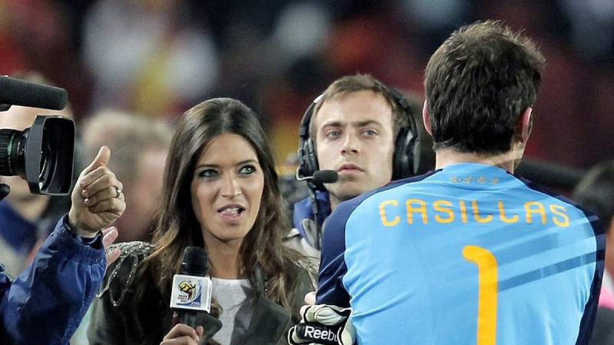 La periodista Sara Carbonero entrevista a Iker Casillas tras un partido.