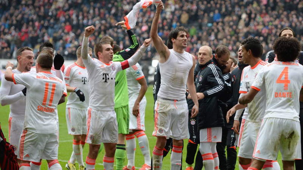 Javi Martínez, sin camiseta, en el centro, celebra la Bundesliga junto a sus compañeros.