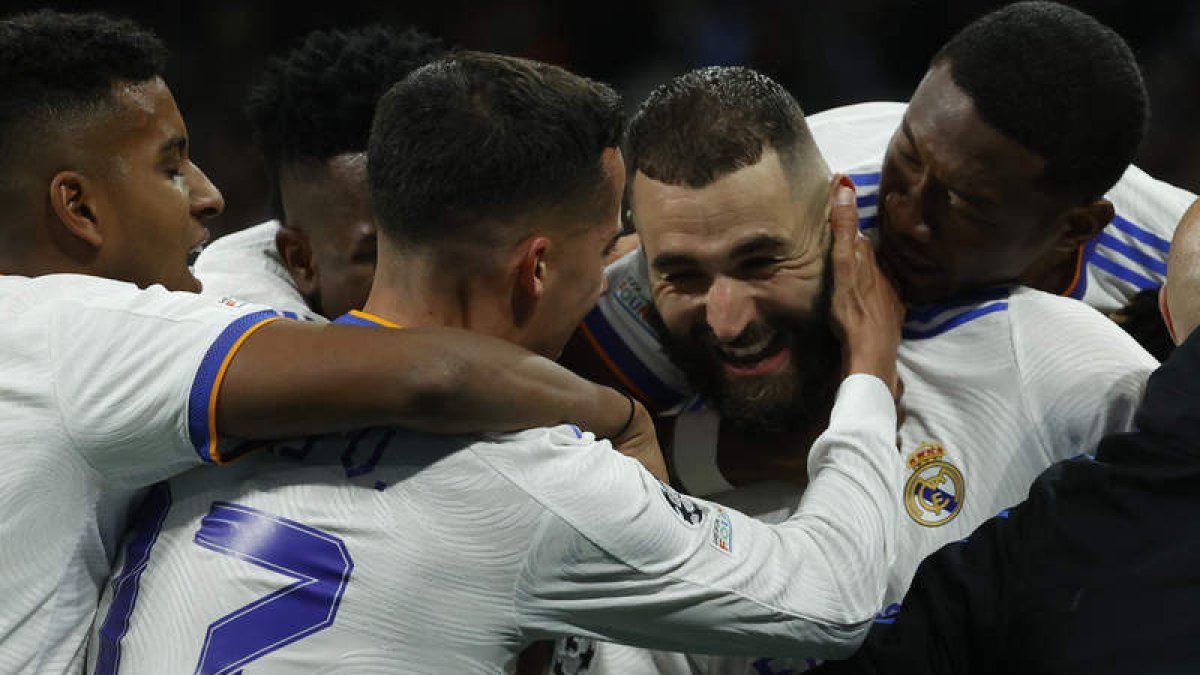 Benzema volvió a desatar la locura en el Santiago Bernabéu tras lograr el segundo gol del Real Madrid que le clasifica para semifinales. JUANJO MARTÍN