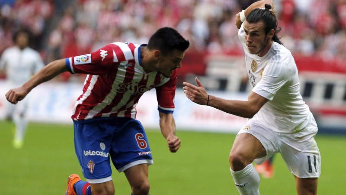 Sergio Alvarez (i) pelea un balón con el centrocampista galés del Real Madrid Gareth Bale.