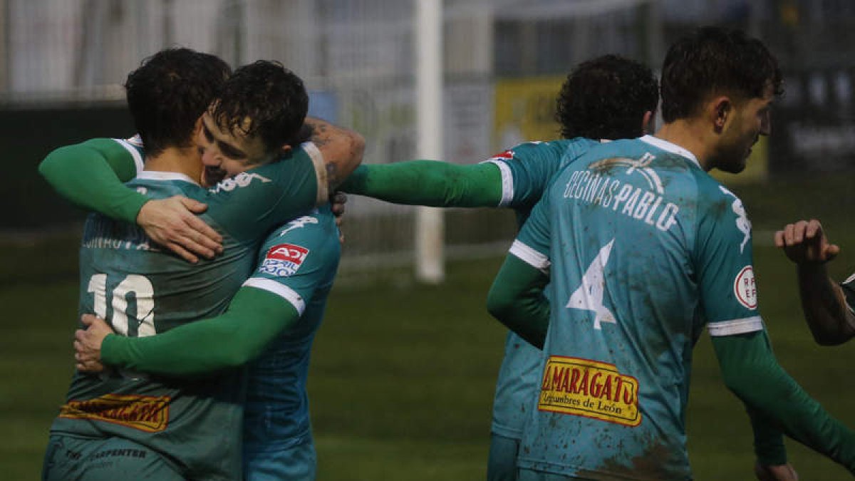 El Atlético Astorga remontó frente a la Ponferradina B con una gran segunda parte. FERNANDO OTERO