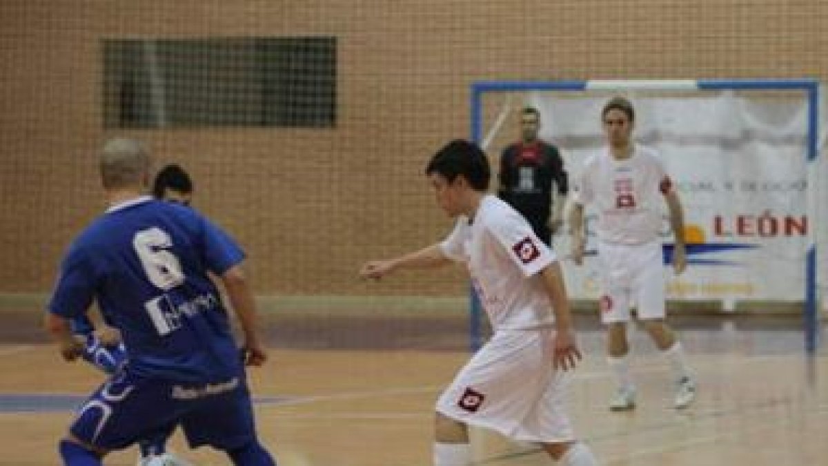 Marcos, a la derecha, se mostró muy activo, marcando dos de los goles leoneses.