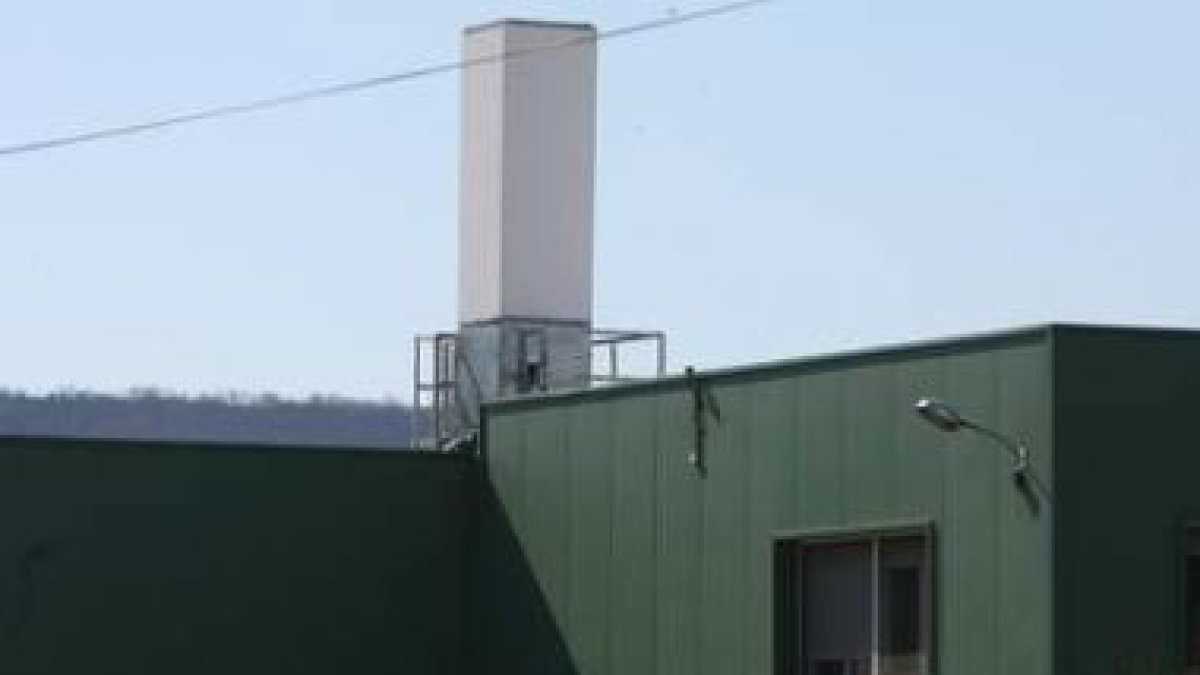 La nave donde está instalada la antena de telefonía móvil de Telefónica que el Ayuntamiento consider
