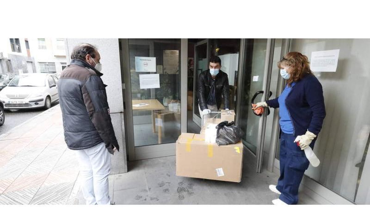 La Gerencia de Servicios Sociales centraliza el reparto a voluntariado. RAMIRO