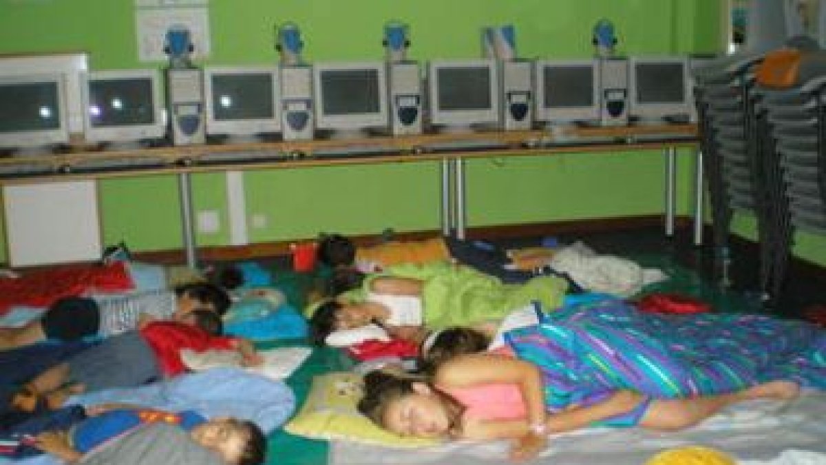 Los niños pasaron la noche en el aula junto a sus padres.