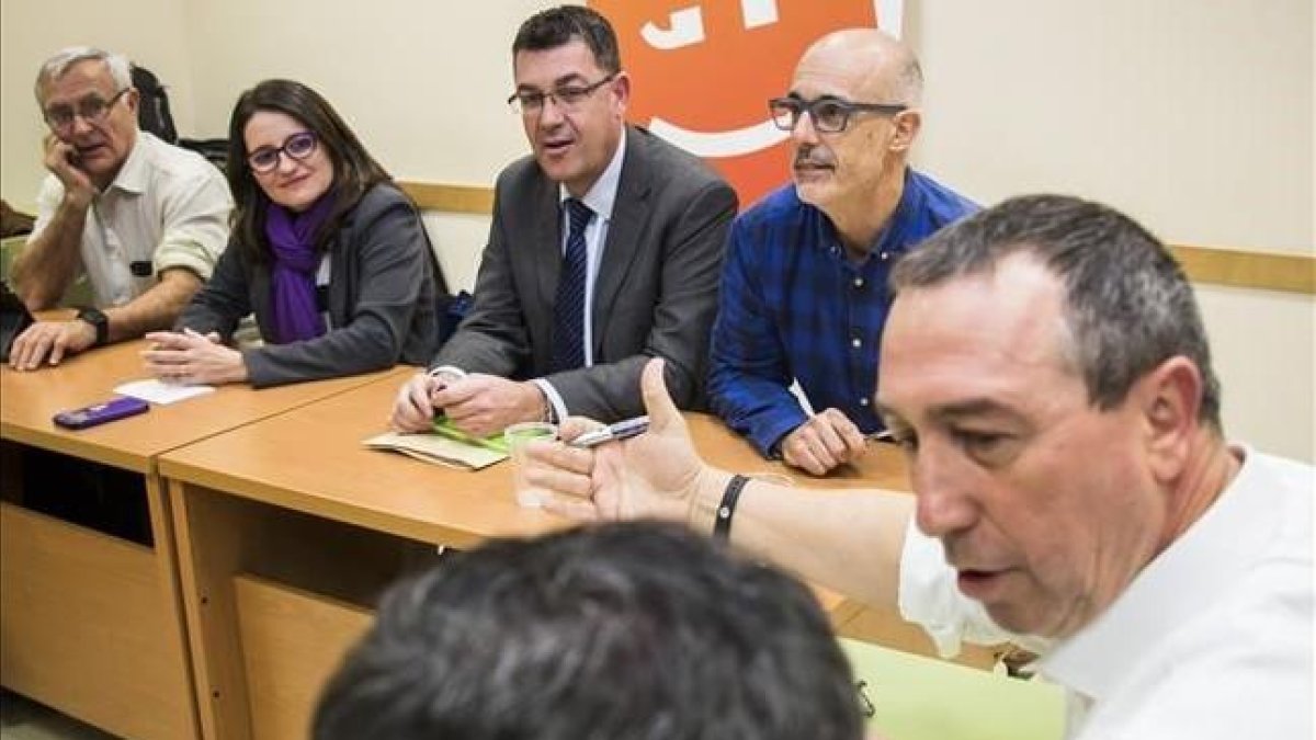Reunión de Compromís con sus diputados y senadores electos, la noche de este jueves en Valencia.
