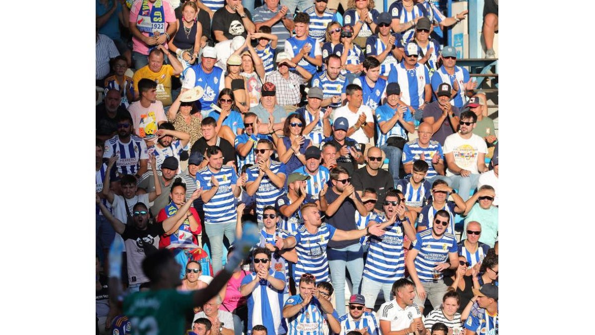 El duelo ante el Real Sporting registró la mejor entrada. L. DE LA MATA