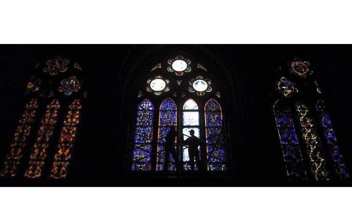 Miembros del taller de restauración colocando las vidrieras de la Catedral de León correspondientes al siglo XIX.