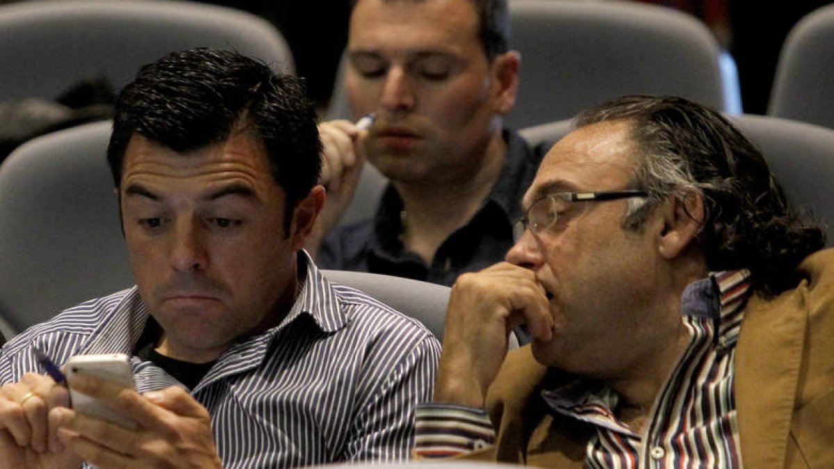 Luis Cembranos y Felipe Llamazares cada vez están más lejos de entenderse.