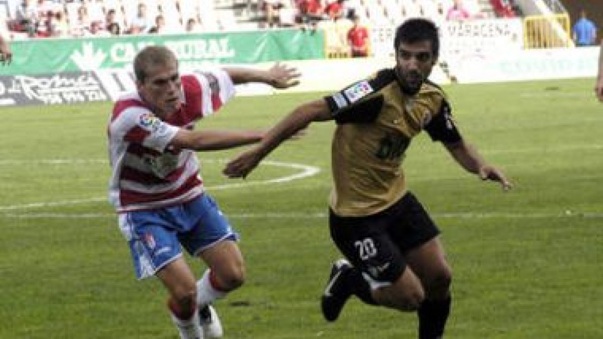 Del Olmo se lleva el balón ante un defensa rival.