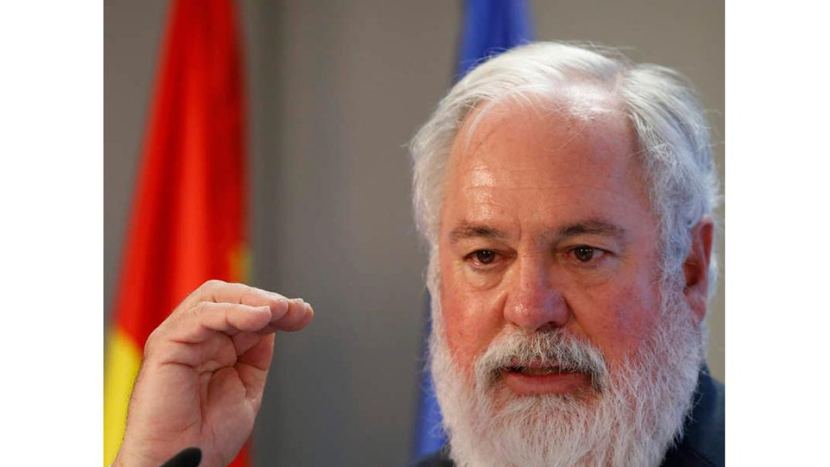 El comisario europeo Miguel Arias Cañete. JAVIER LIZÓN