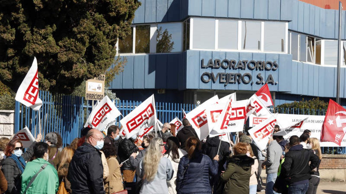 Concentración de los trabajadores frente a Ovejero. MARCIANO PÉREZ