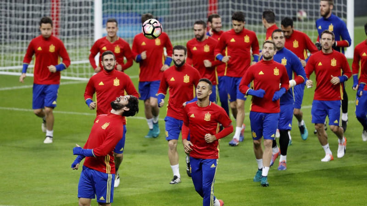 La selección española, durante el entrenamiento de ayer en Wembley. JUAN CARLOS HIDALGO