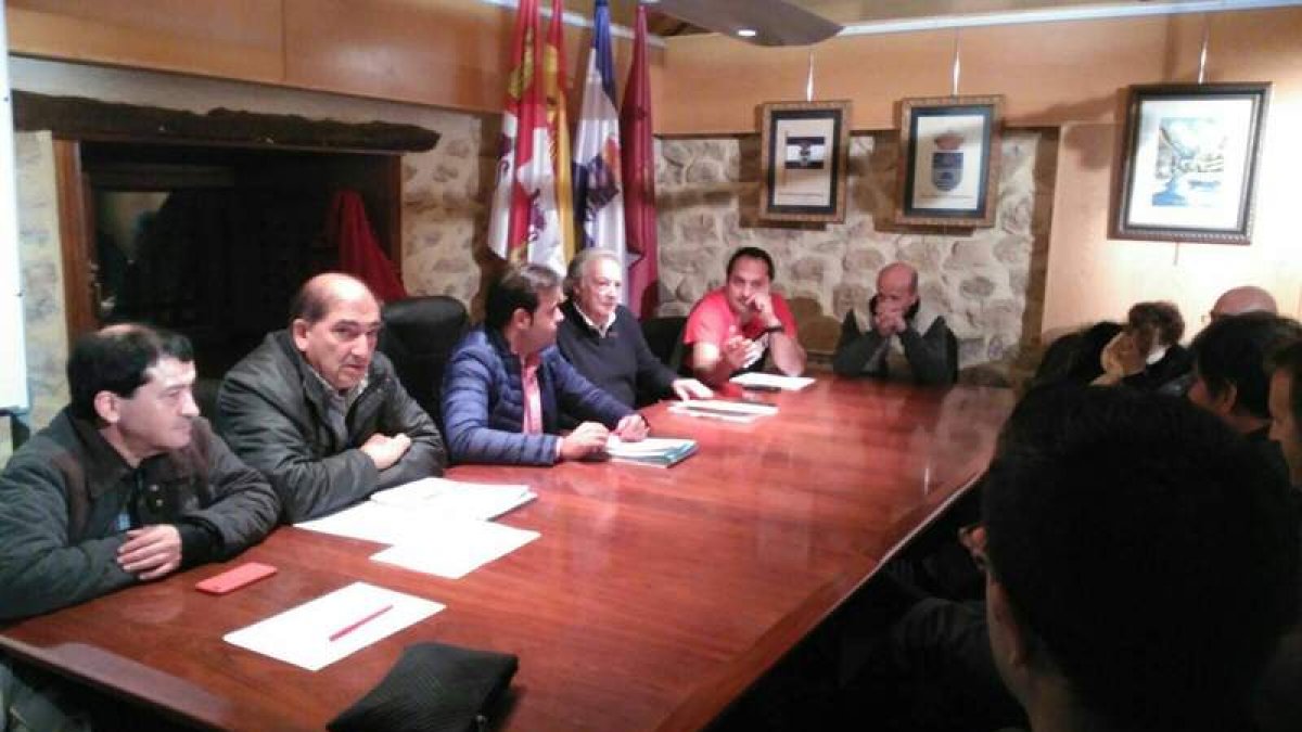En la mesa, el secretario provincial del PSOE con varios alcaldes en el torreón de La Vecilla. DL