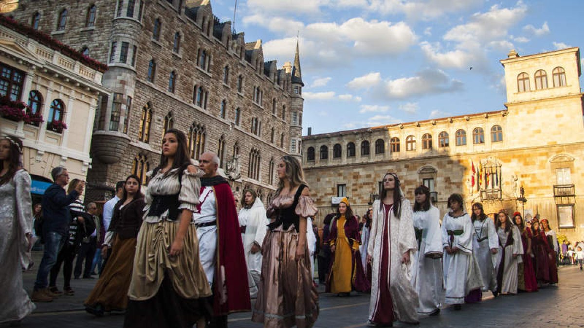 Estampa inigualable en el marco de la plaza de Botines de la recreación de la entrega de las doncellas a la Sotadera, la celestina que las entregaba al emir del califato de Córdoba. FERNANDO OTERO PERANDONES