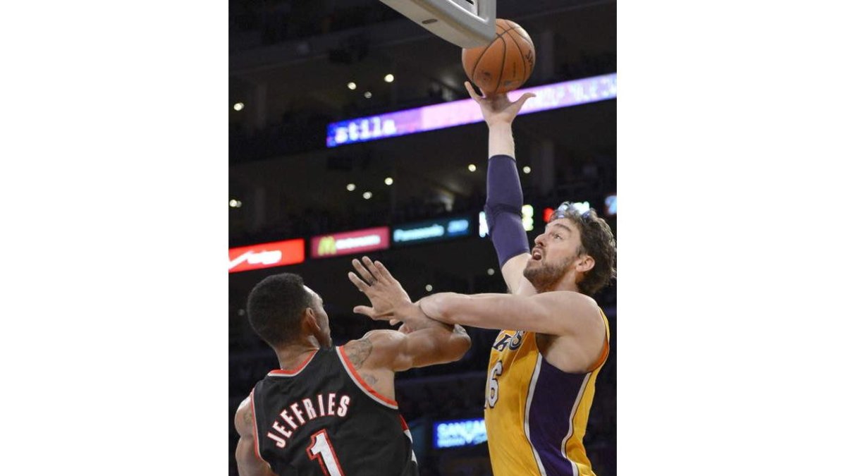 Gasol penetra a canasta ante la oposición de Jeffries.