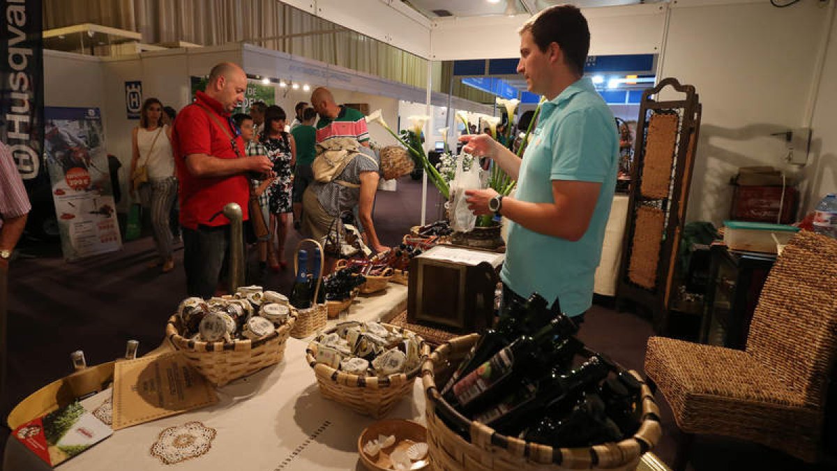 El Artesano es una de las 200 firmas que muestran sus productos en la feria de Carracedelo.