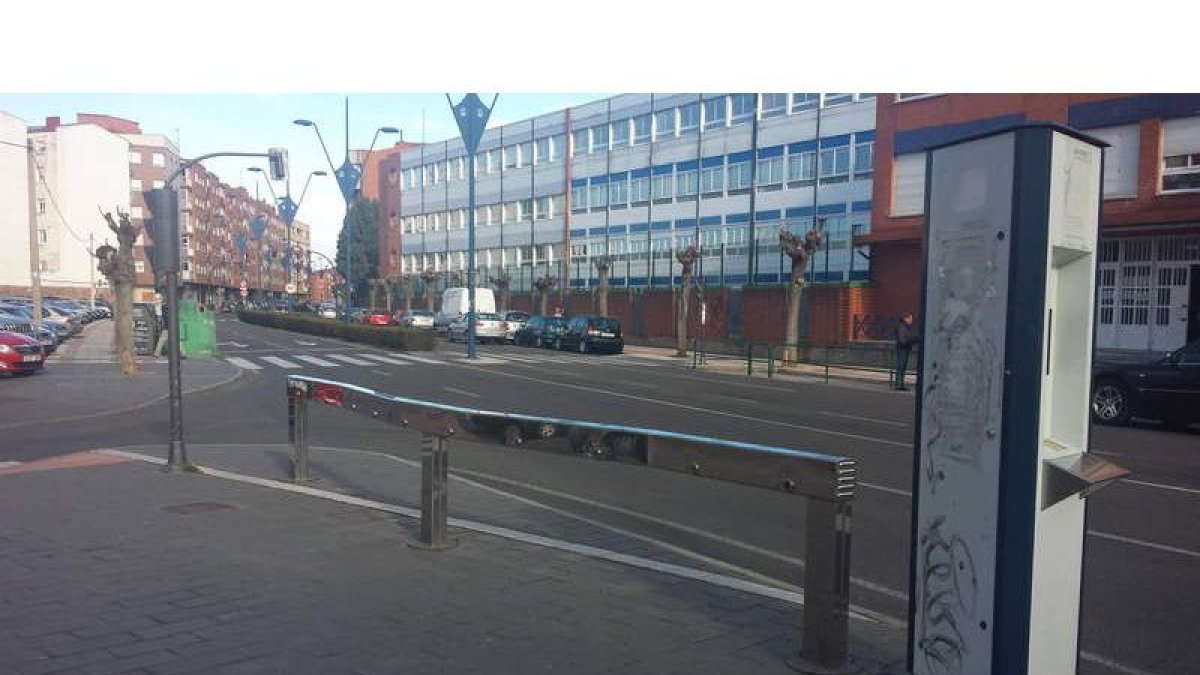 Uno de los puntos de préstamo de bicicletas en desuso en la localidad de Trobajo del Camino.
