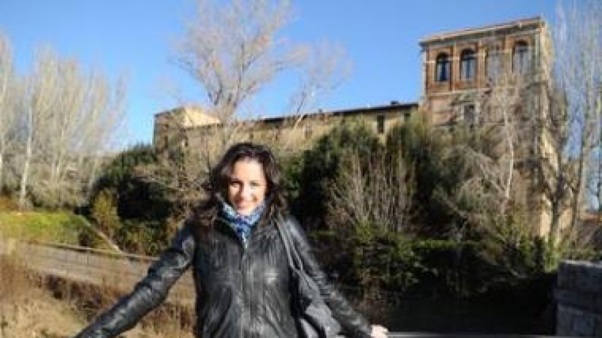 Carolina, primera gimnasta del país, posa en la pasarela que salva el Bernesga junto a San Marcos.