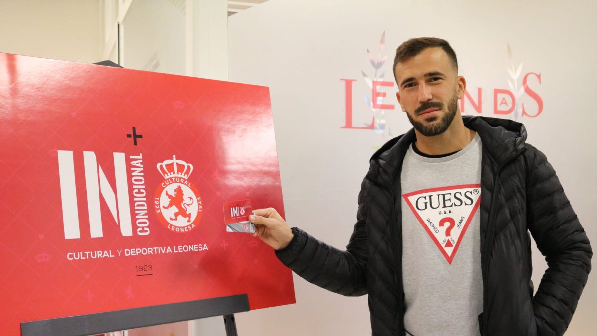 Dioni, tras la firma de su renovación. DL