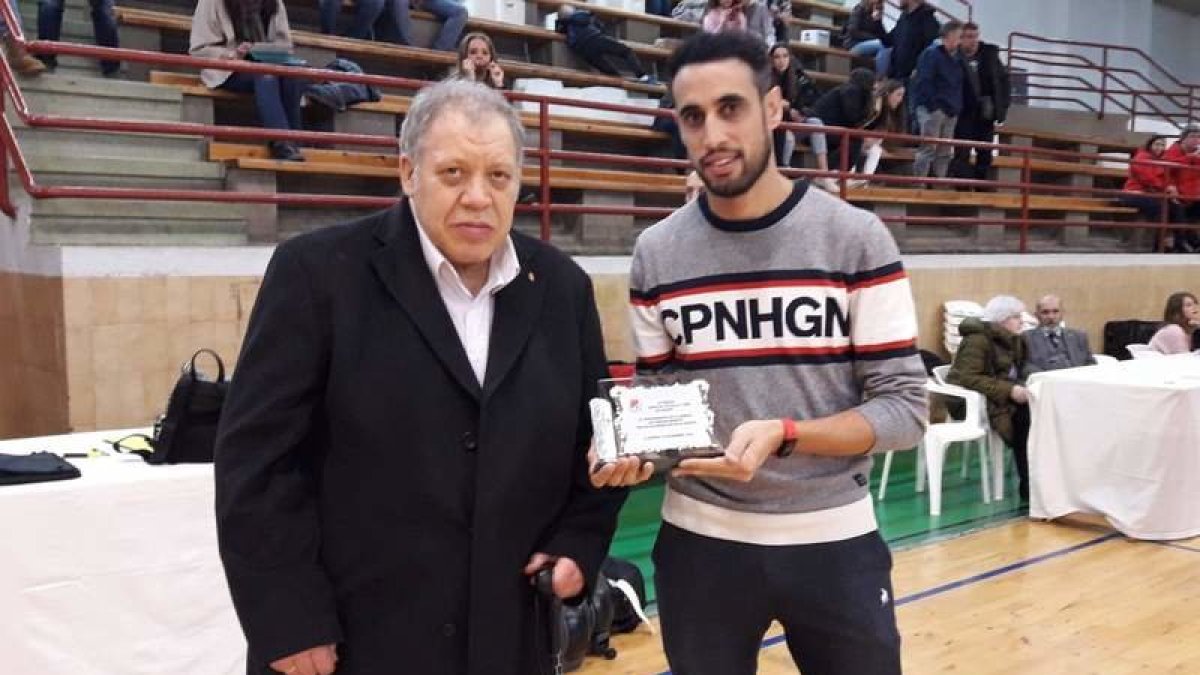 Luis Luengo, izquierda, entrega una placa al concejal de Deportes de La Bañeza, Andrés Turienzo. DL