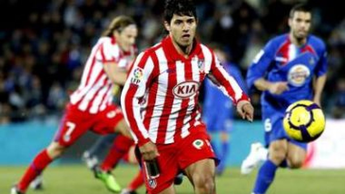 Agüero corre a por el balón en el partido contra el Getafe.