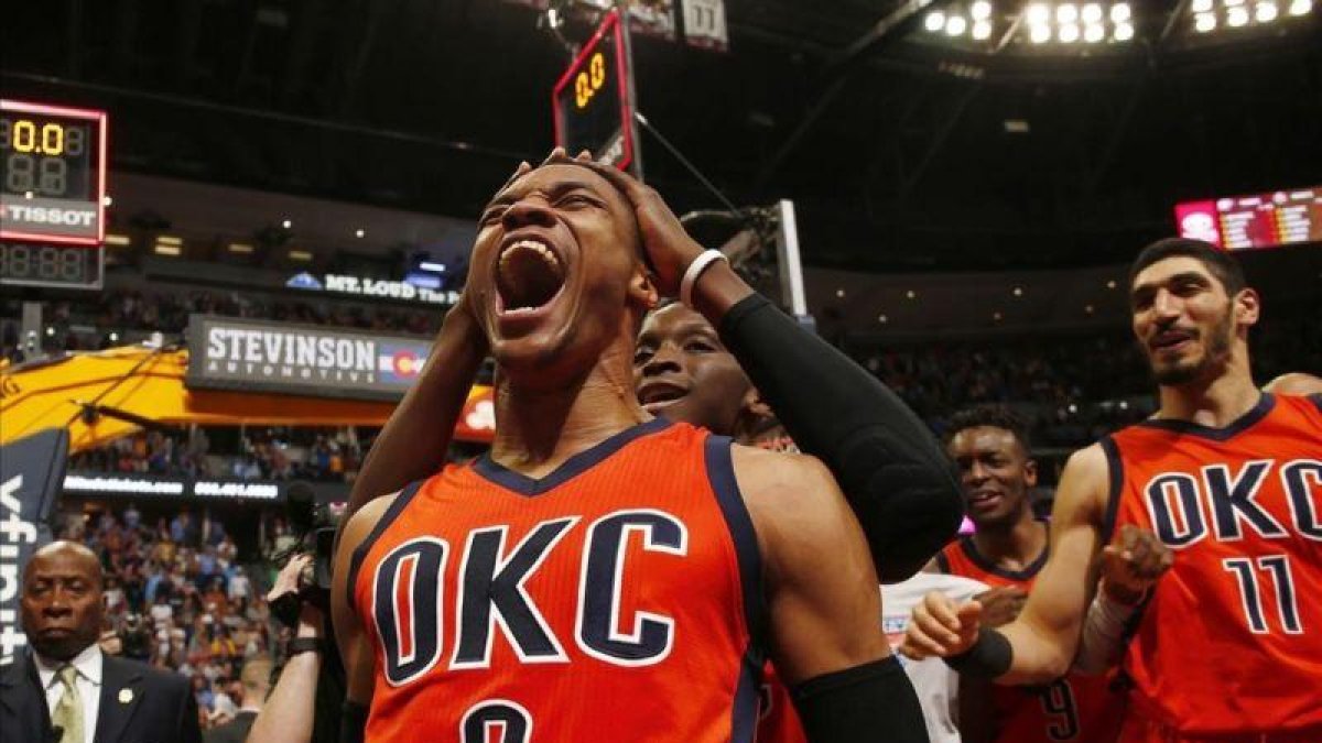 Russell Westbrook celebra la victoria ante los Nuggets con un triple sobre la bocina.