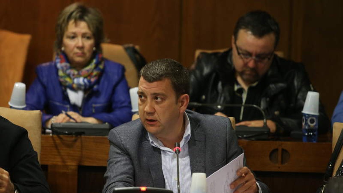 Carlos López Riesco, en la sesión plenaria de ayer.