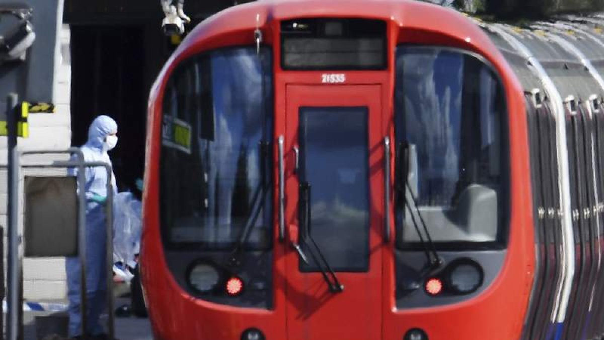 Los investigadores el día del atentado en la estación de metro Parsons Green. WILL OLIVER