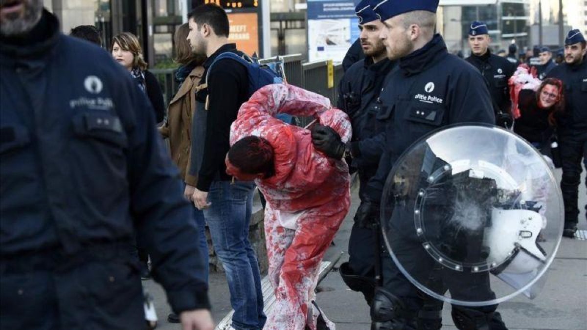 La policía desaloja un manifestante contra el CETA en Bruselas.