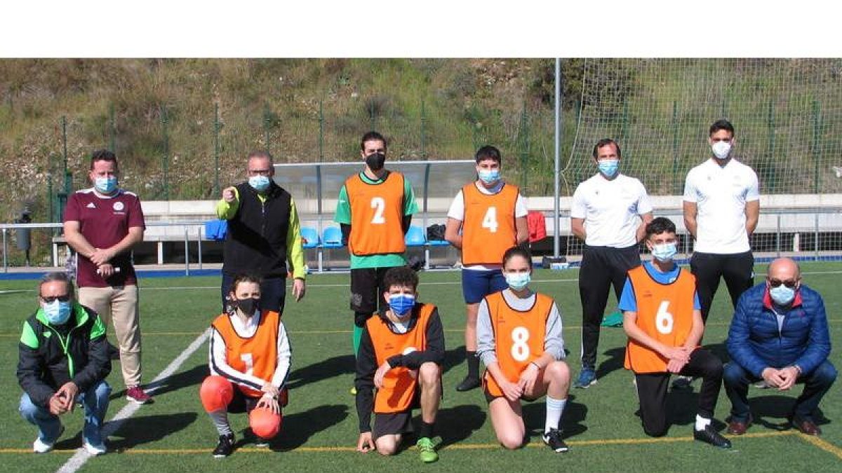 Foto de familia de los nuevos árbitros del Comité del Bierzo tras realizar las pruebas. M. MACÍAS