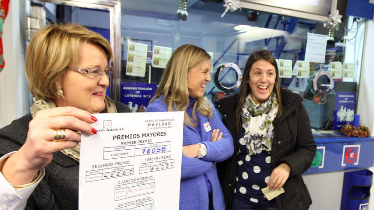 La dueña de la administración, Ana María González, con una de sus hijas y la agraciada Beatriz Pérez, a la derecha.