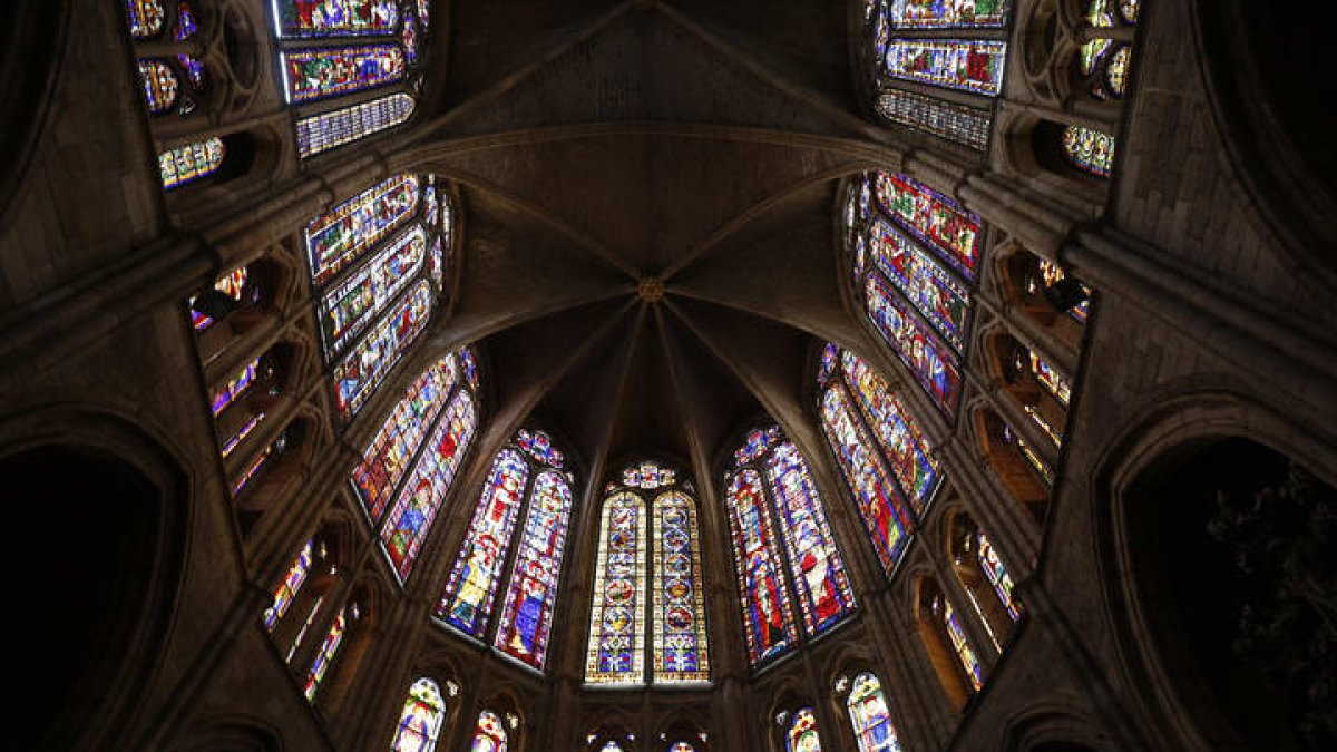 Catedral de León durante la crisis sanitaria por el coronavirus, con Vicente, uno de sus vigilantes. F. Otero Perandones.