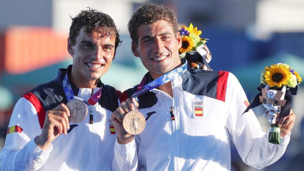 Jordi Xammar (izquierda) y Nicolás Rodríguez (derecha) celebran en el podio olímpico con el bronce logrado en la final de la modalidad de 470 en vela. OLIVIER HOSLET