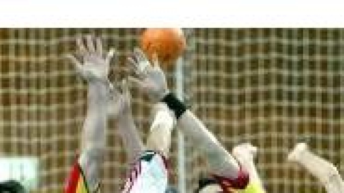 Al igual que el balón está en el aire, el posible vencedor de la Copa Asobal también está en el aire