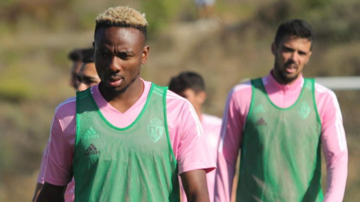 Kelechi Nwakali, en primer plano, durante la sesión de entrenamiento de ayer. L. DE LA MATA
