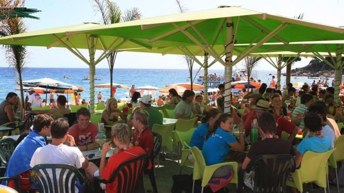 Turistas en un chiringuito de playa.
